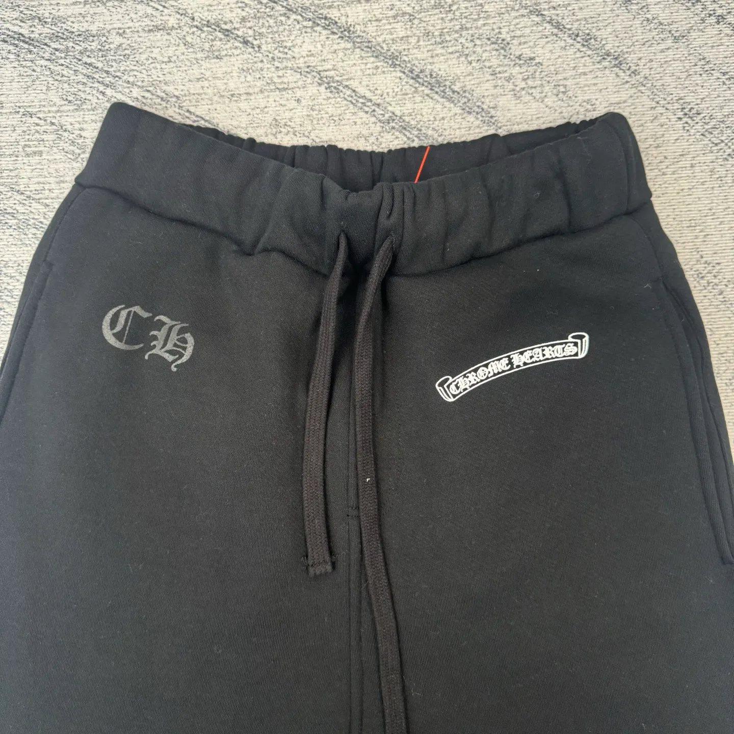 P366 Chrome Heart Ch Sanskrit black loose-fitting leggings sweatpants Size: S/M/L Made of high-weight plus velvet cotton fabric, which combines warmth and crisp texture. The version is the popular "wide at the top and narrow at the bottom" leggings silhouette. It is equipped with a drawstring waistband, double side pockets and back pockets. While maintaining the casual feel of the street, it highlights the tonality of luxury items through high-tech printing and fabric texture.